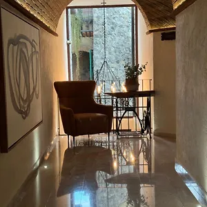 Porta Paradiso Valquirico, Boutique Santeagueda